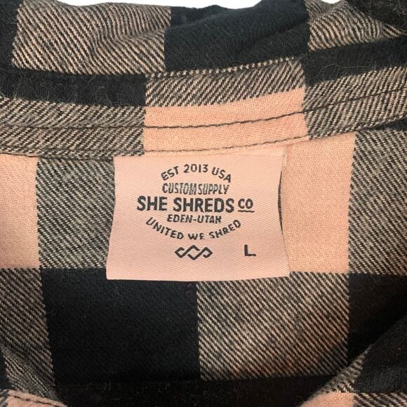 She Shreds “Fear Less” flannel pink/black pockets grunge goth snow boarder LG - Picture 2 of 8